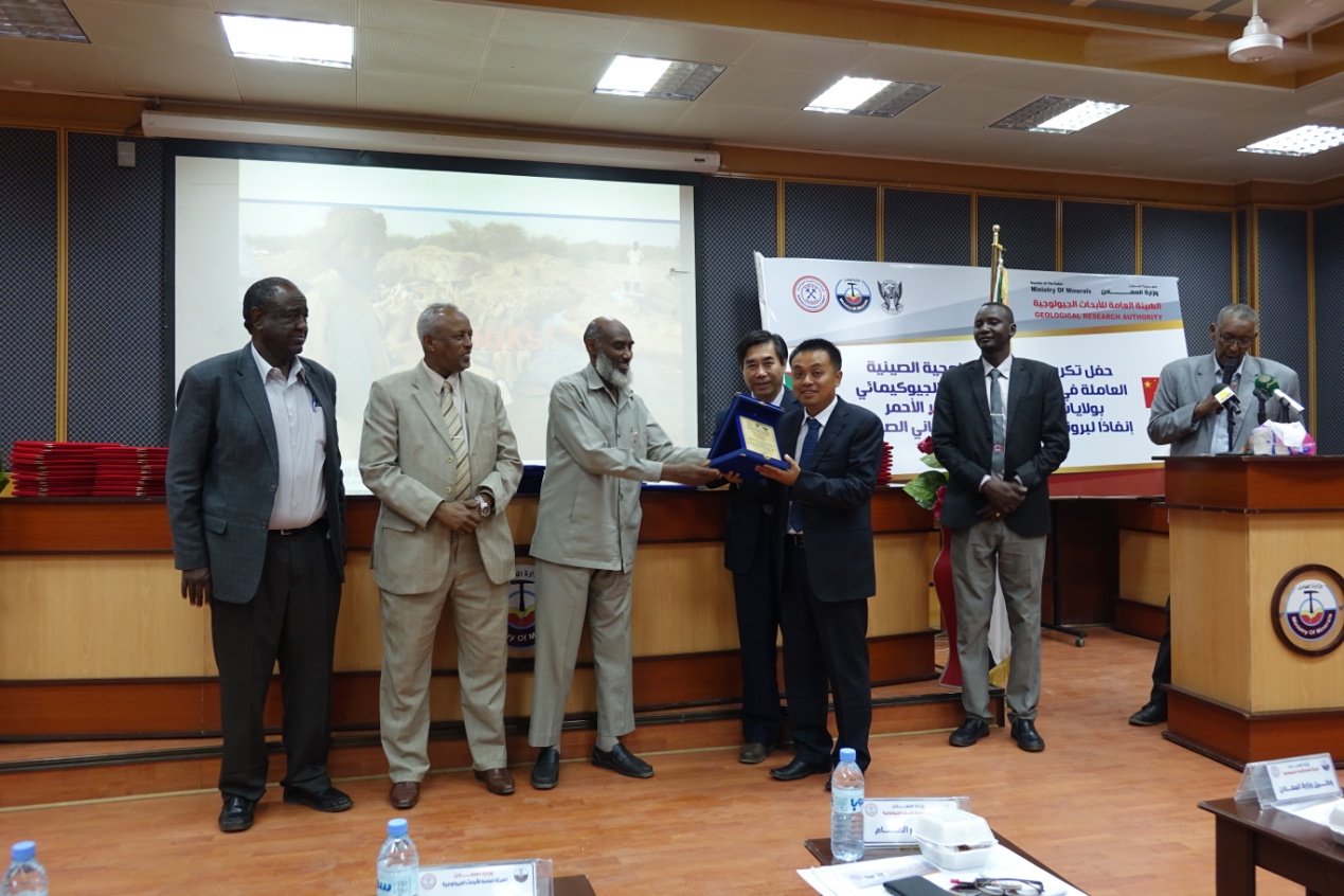 Nagmadeen Dawd副部长为中方专家颁奖