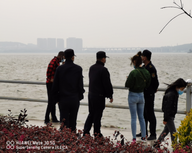 劝离沿湖散步人员